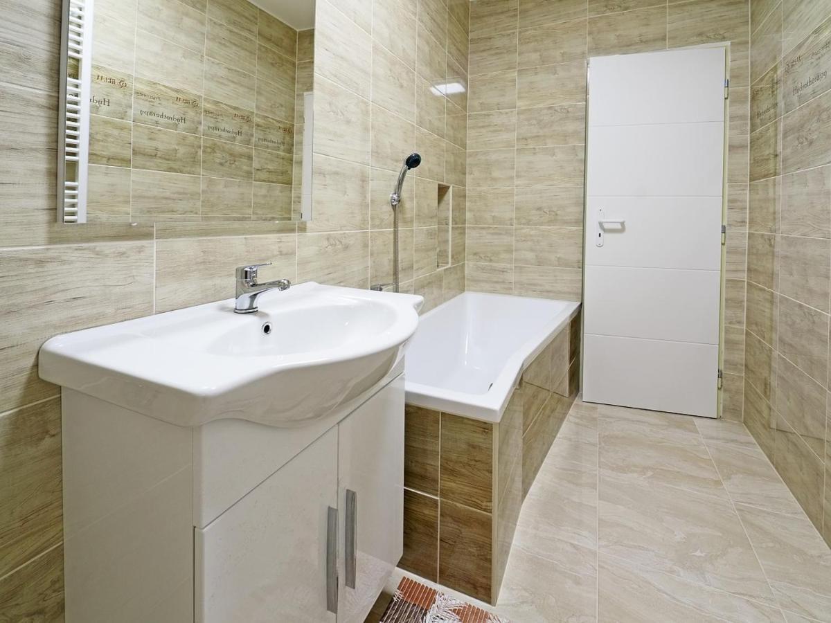 Appartement Penzion Kendy à Mistrin Extérieur photo